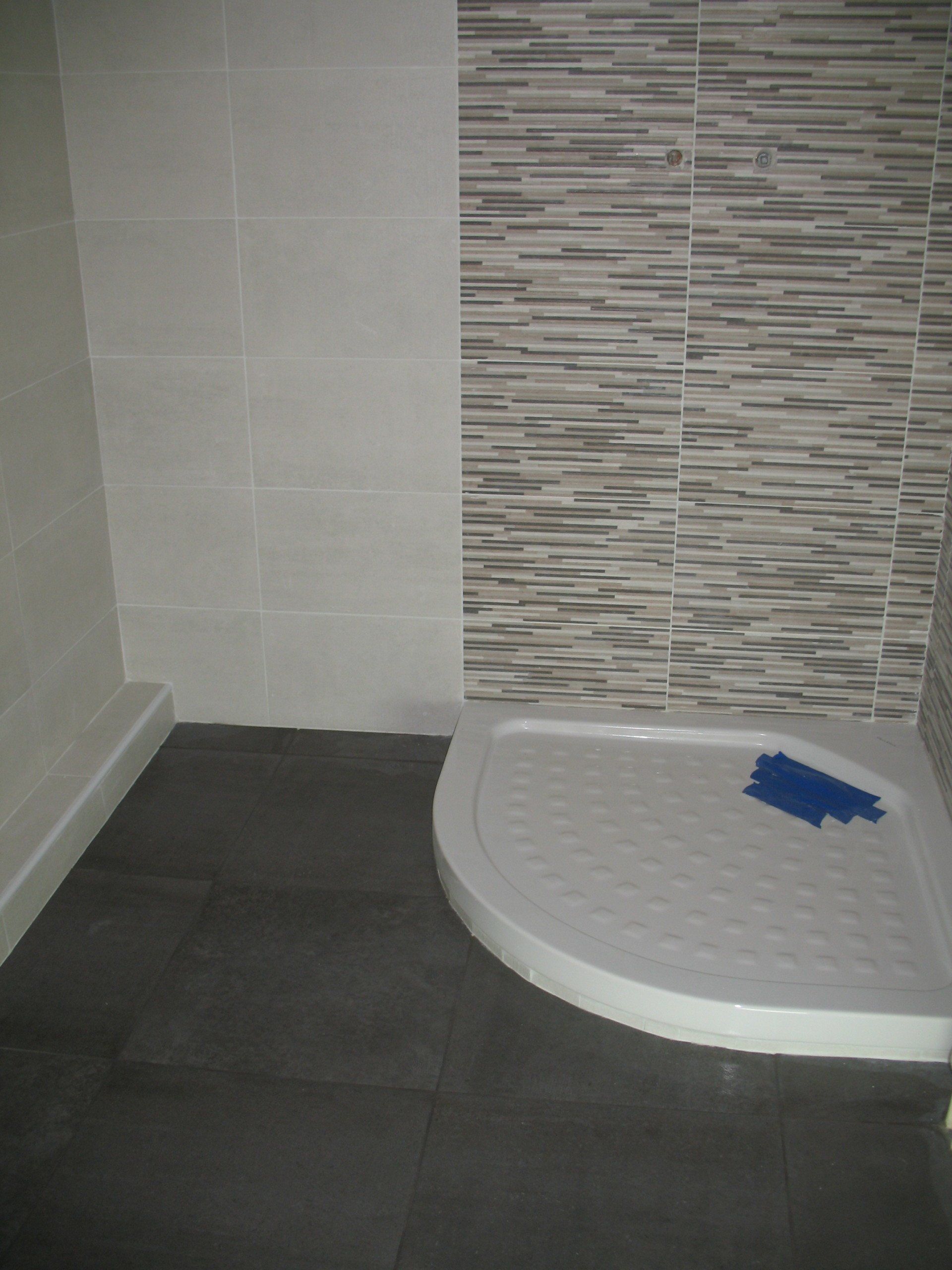 Salle d'eau avec carrelage décoratif