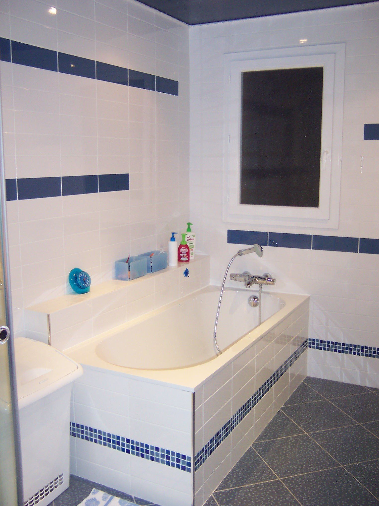 Salle de bains avec carrelage mural