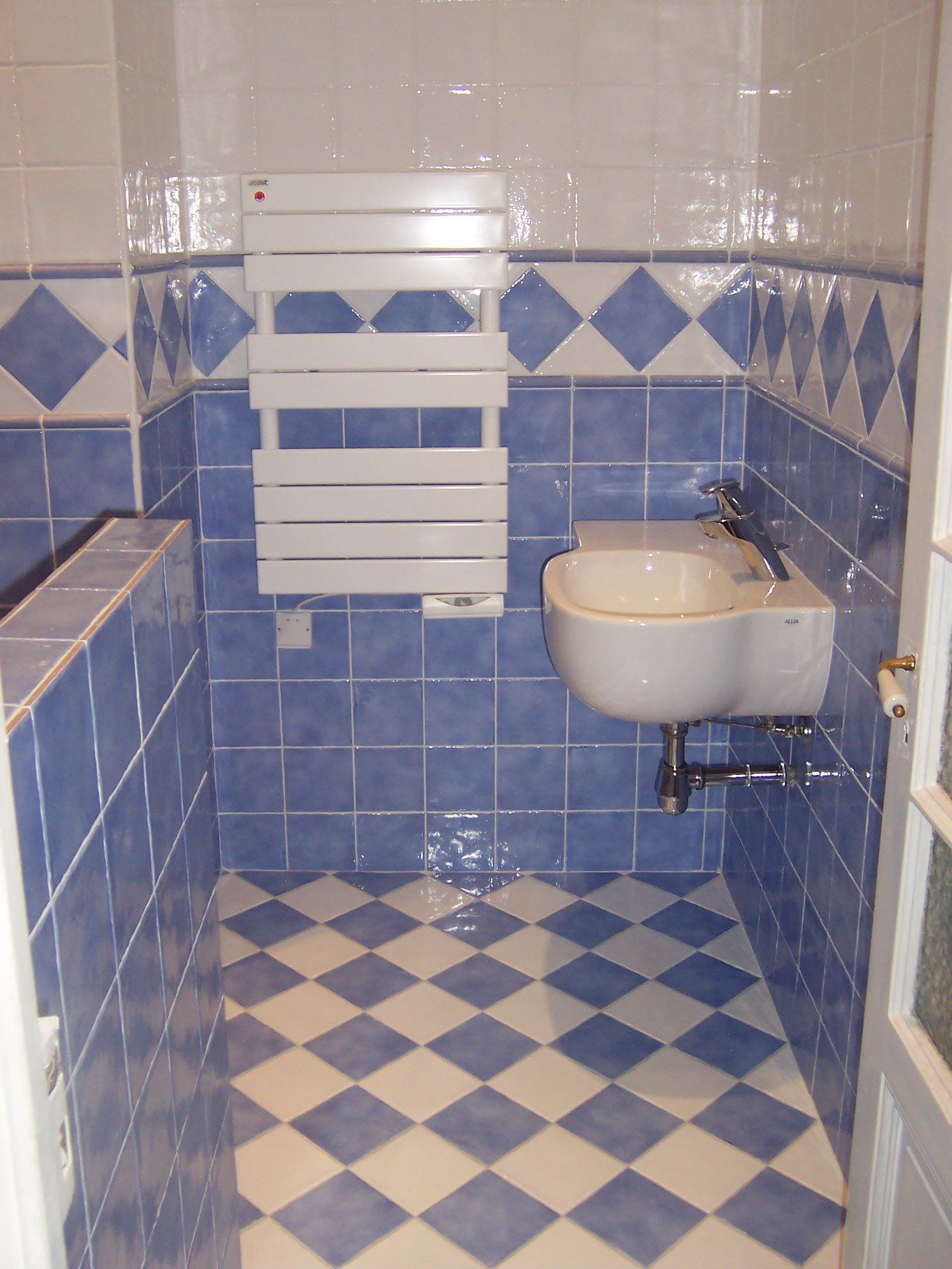 Carrelage 20 x 20 blanc et lavande avec frise décorative