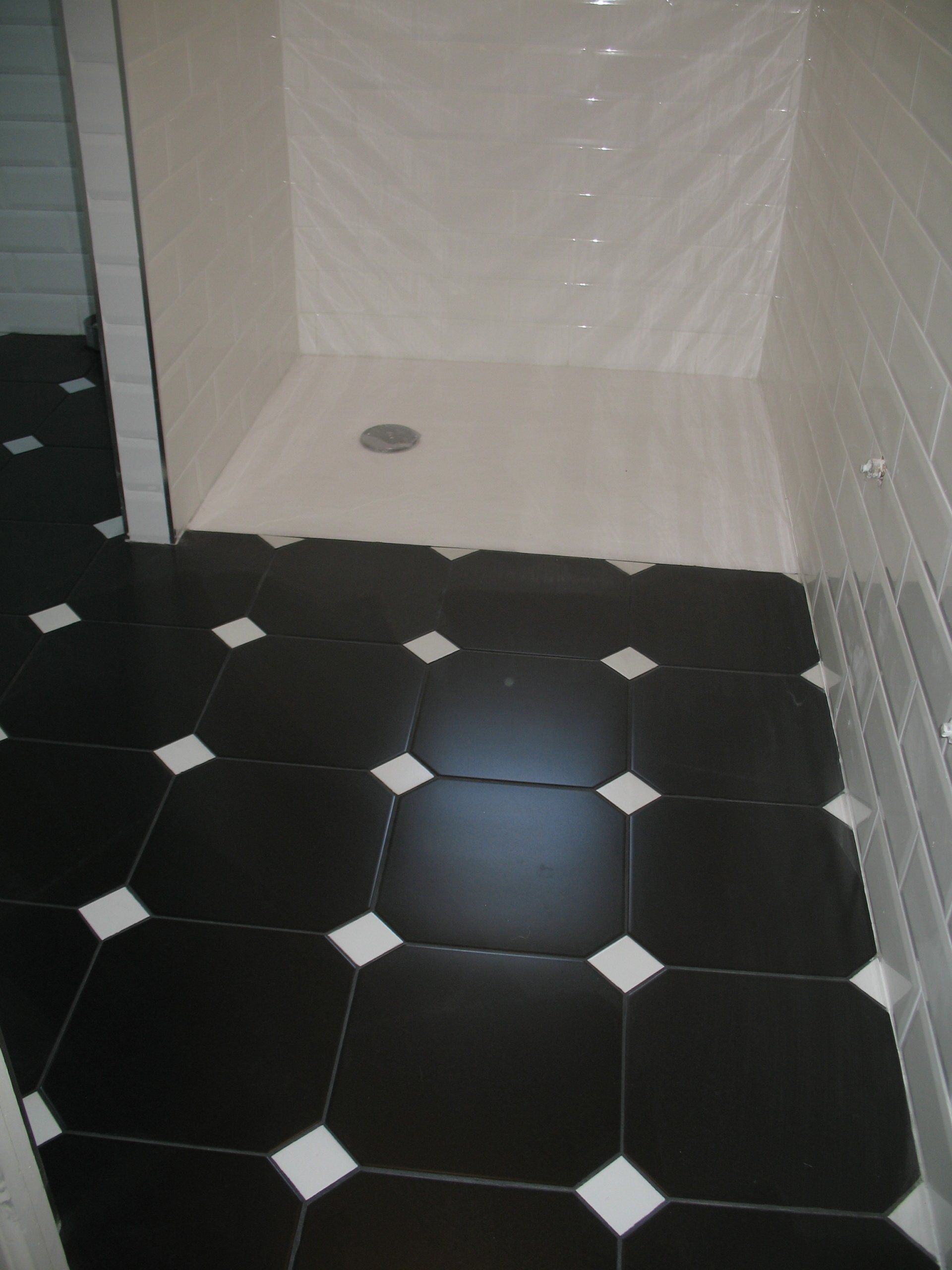 Carrelage sol octogonal avec cabochon mur