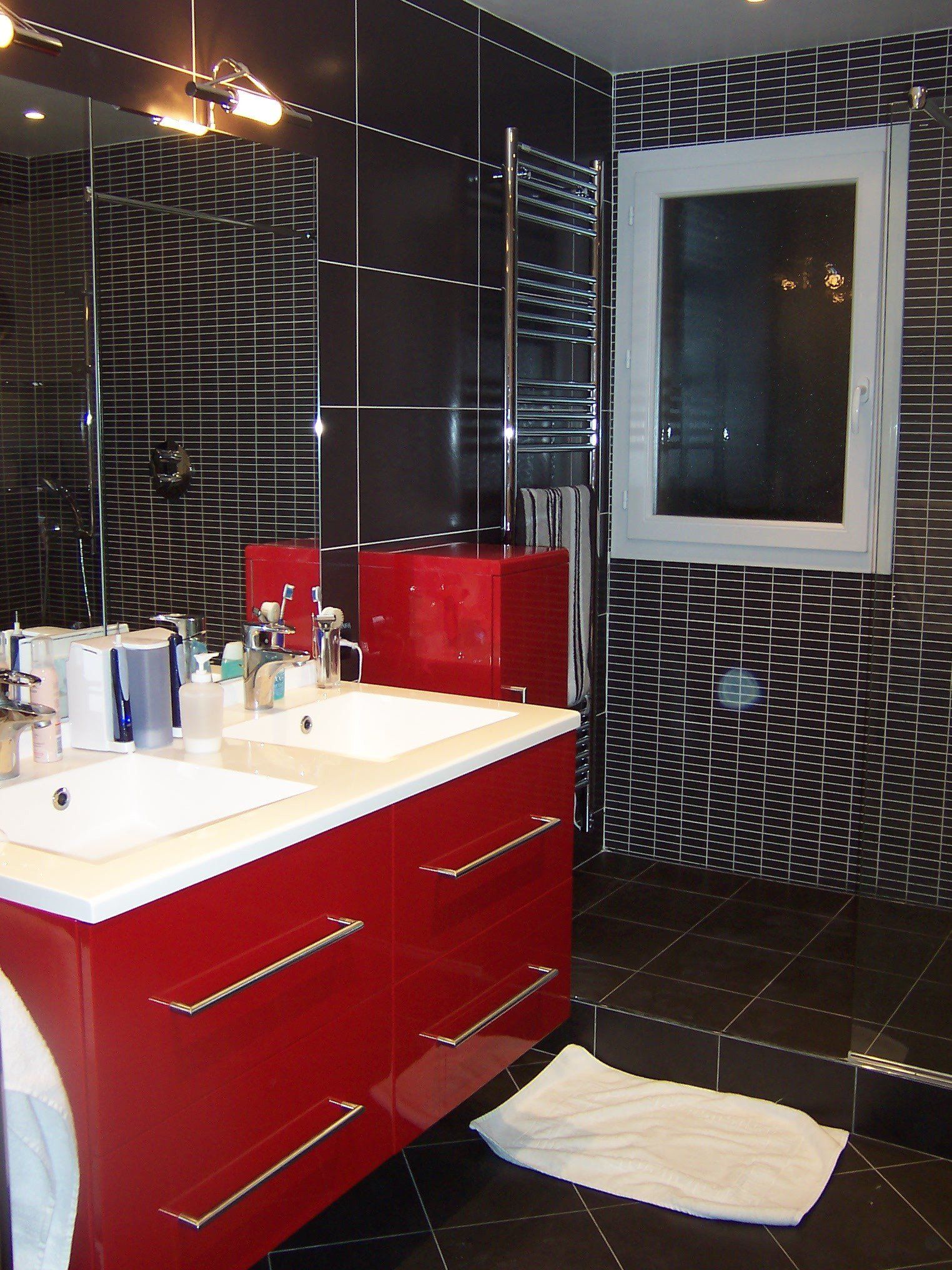 Meuble de salle de bains et son carrelage