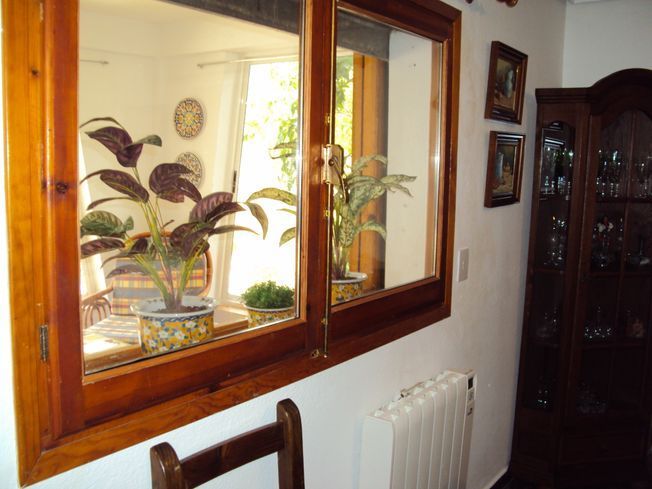 Un par de llaves con un llavero de casa azul adjunto a ellas.