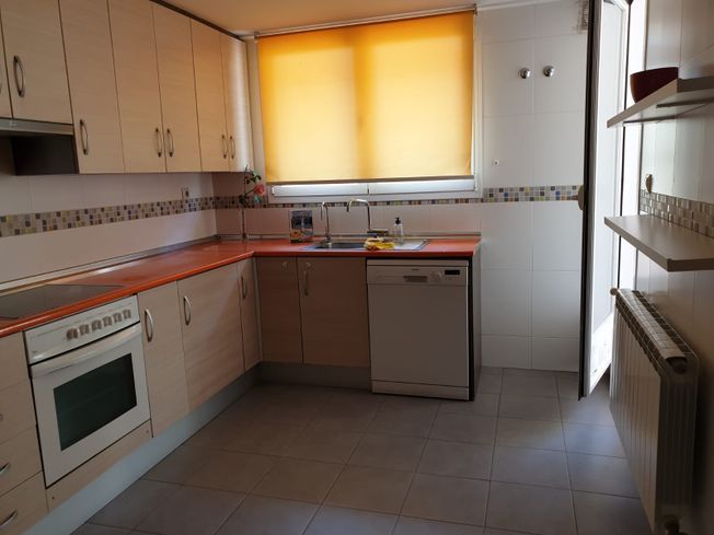 Una casa con un patio y un dosel sobre él