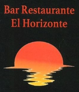 Un logotipo para el bar restaurante el horizonte con una puesta de sol al fondo.