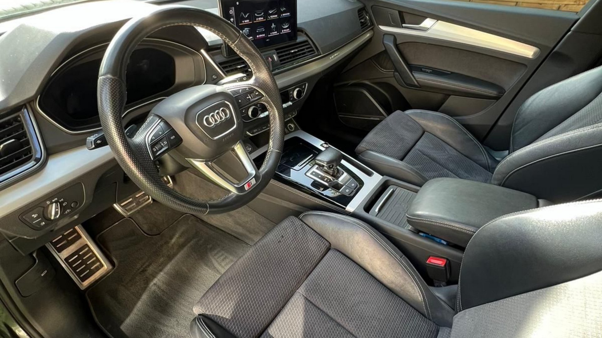 Habitacle d'une Audi nettoyée et aspirée