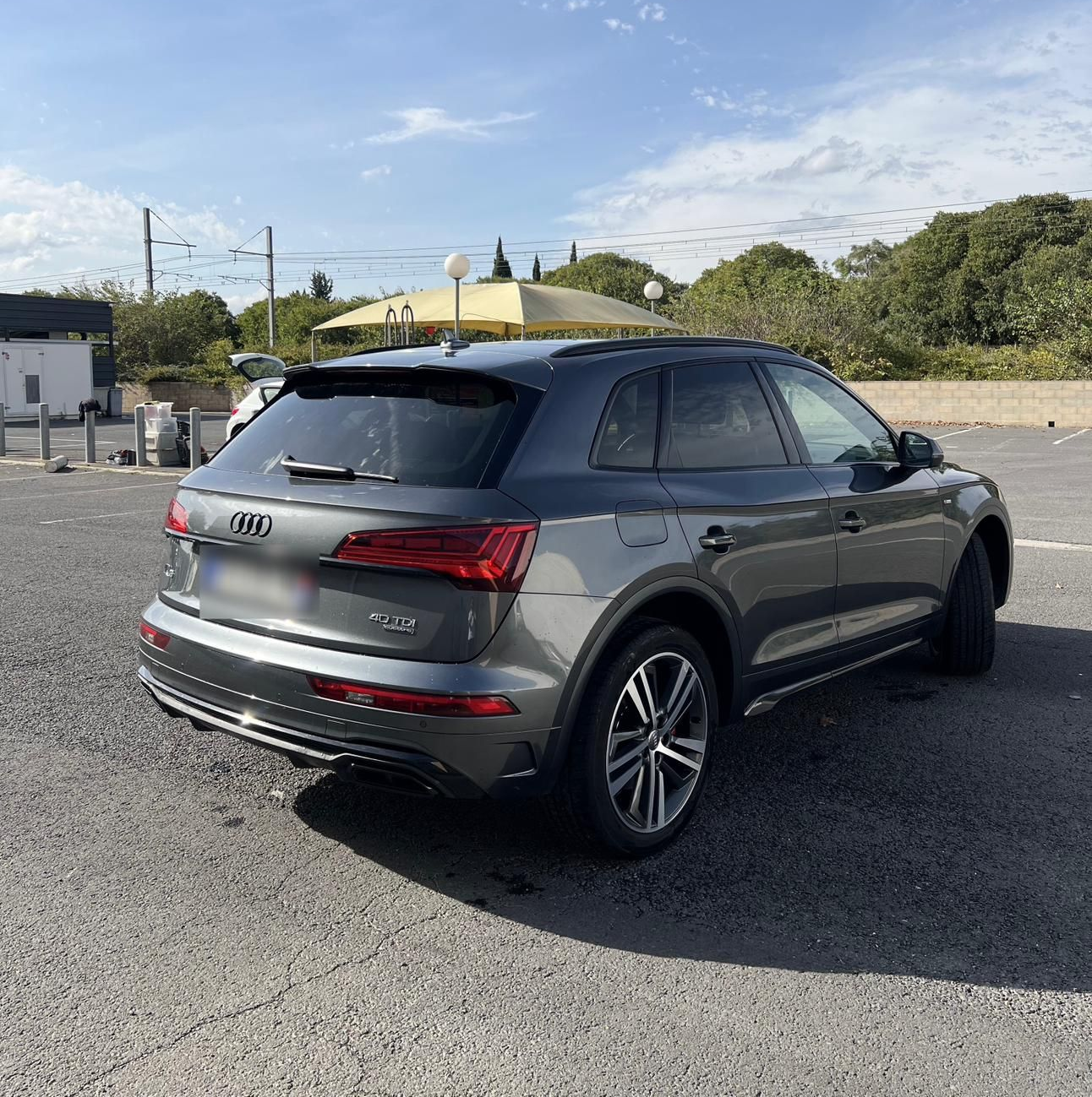 Vue arrière et de biais d'une Audi grise