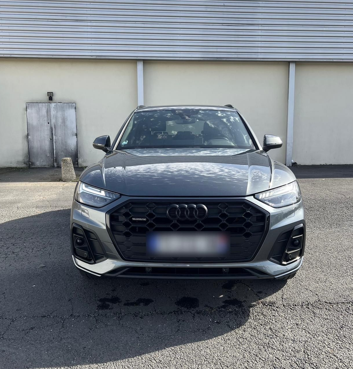 Une Audi Q5 anthracite vue de devant