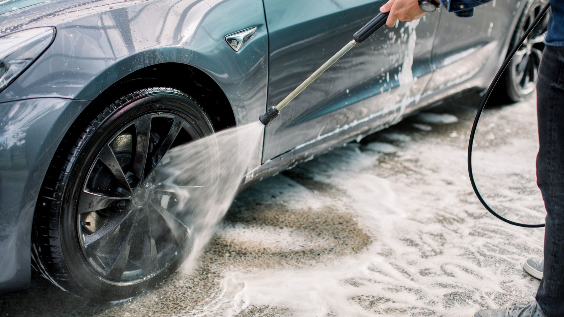 Lavage des jantes d'une voiture au jet d'eau