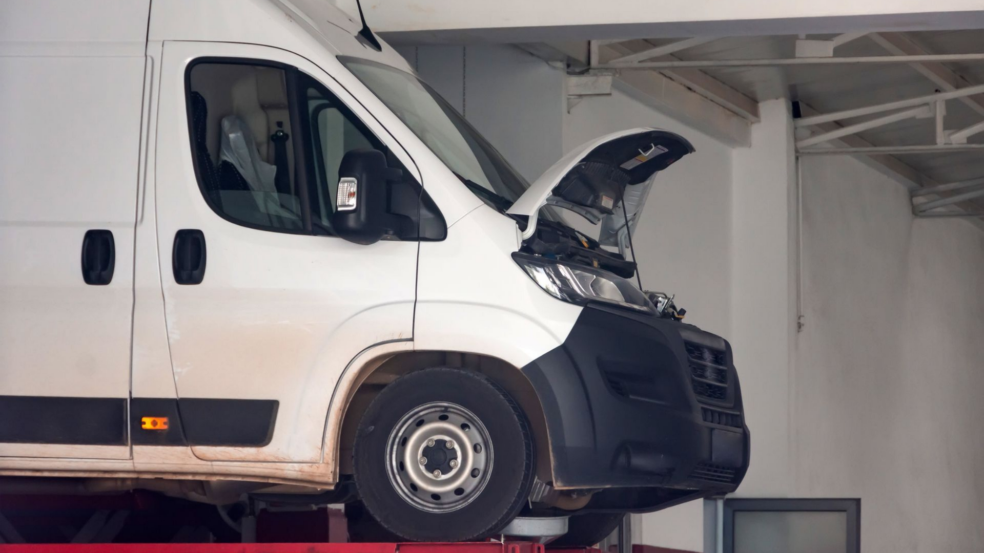 Minibus avec le capot ouvert