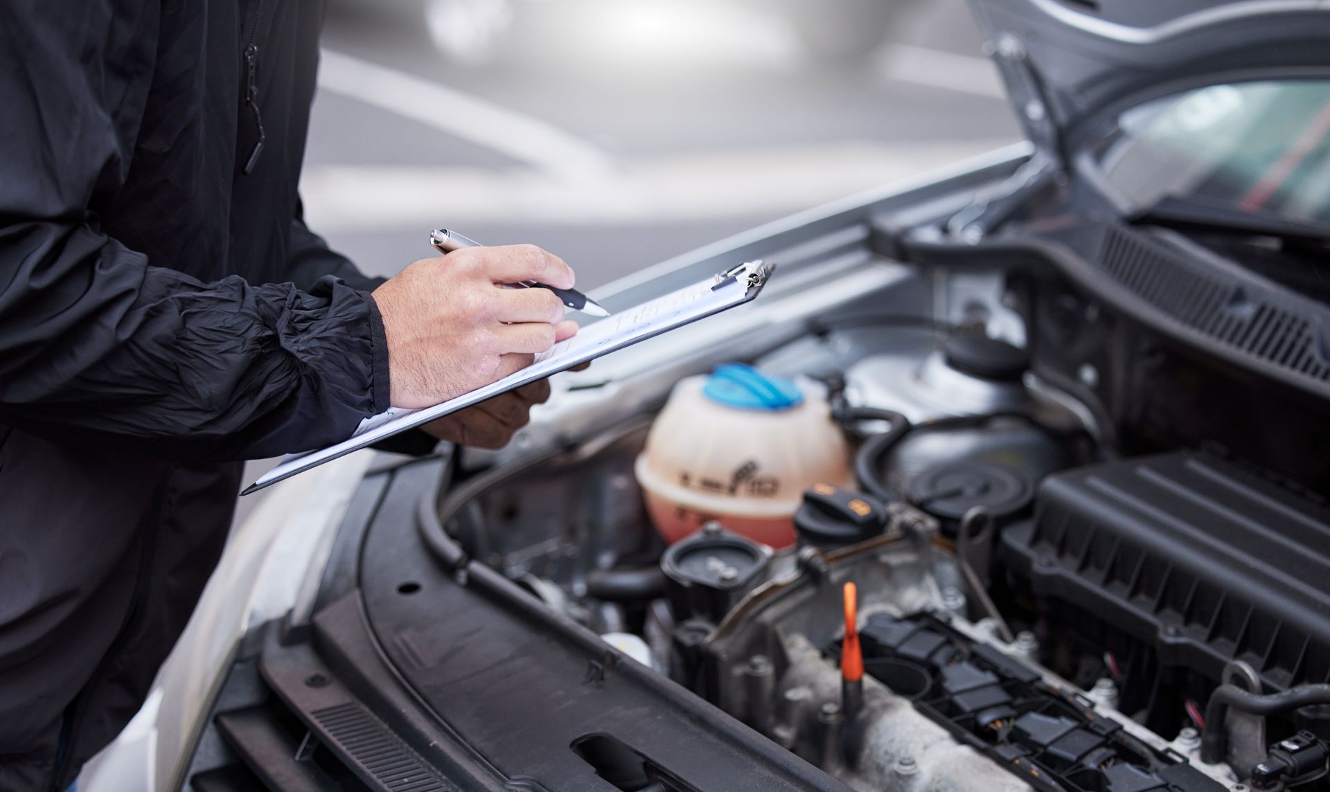 L'inspection d'un moteur par un mécanicien