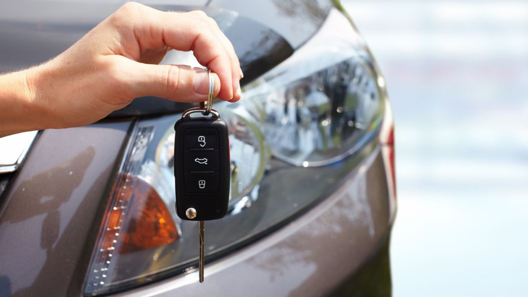 Une main tenant des clés de voiture