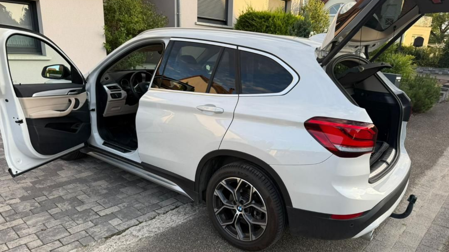 Une BMW X1 avec le coffre et la portière ouverts