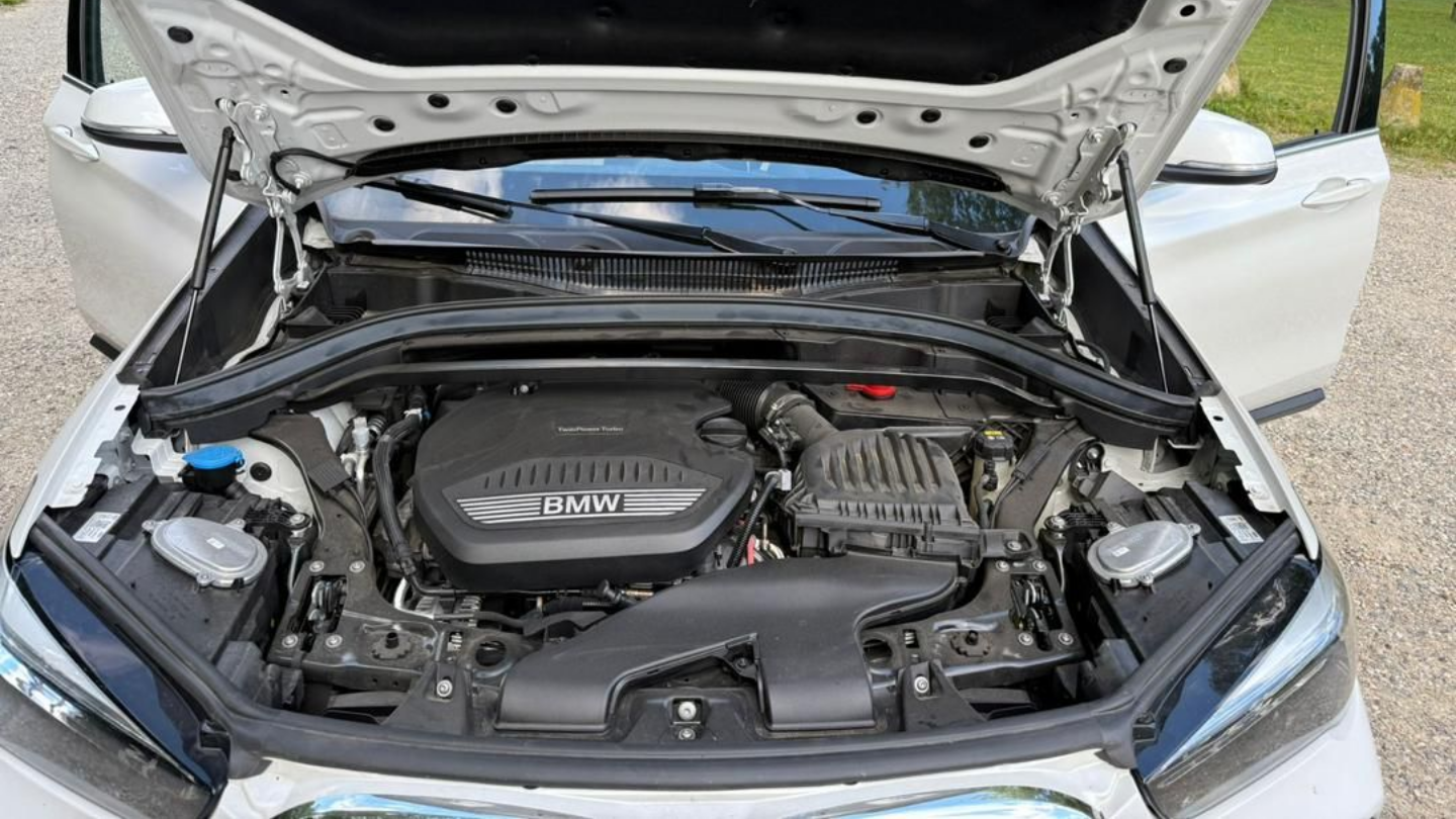 Gros plan sur l'intérieur du capot d'une BMW