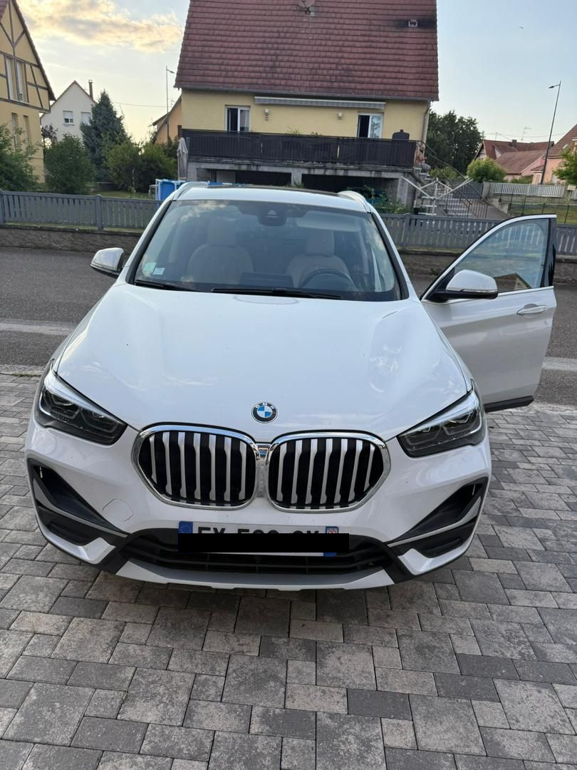 Une BMW vue de devant avec une portière ouverte