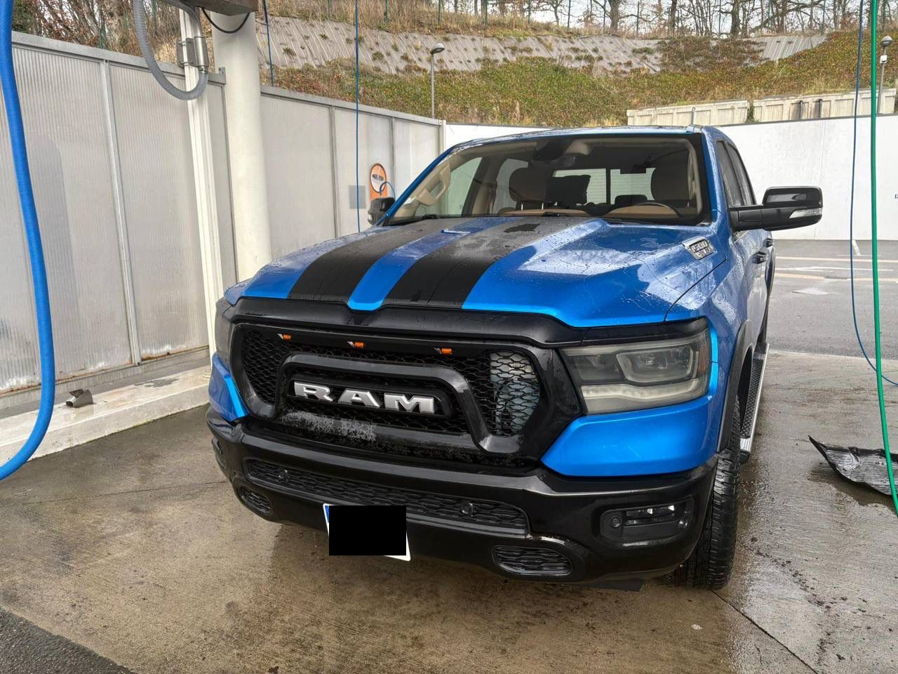 Un pick-up bleu dans une station de lavage