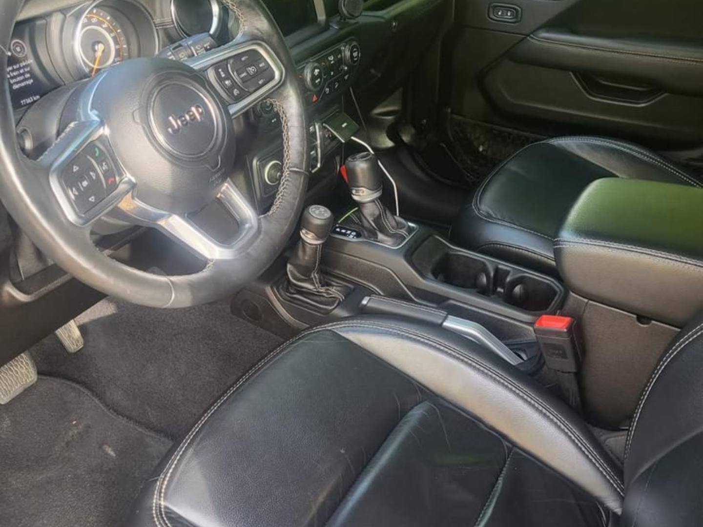 Habitacle d'une Jeep après un nettoyage
