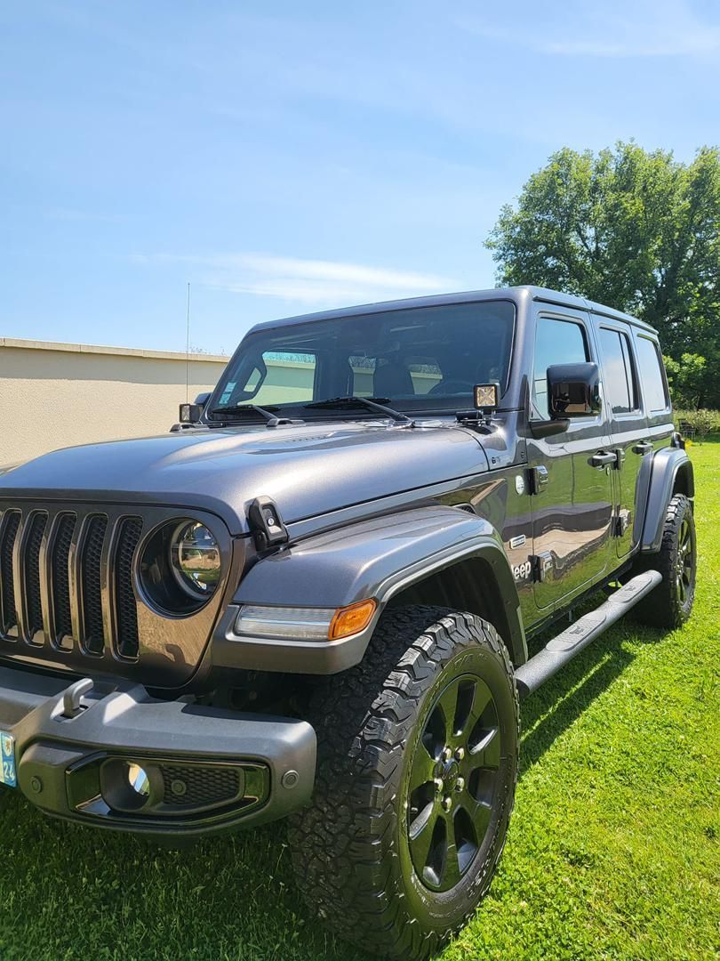 Une Jeep grise vue de biais