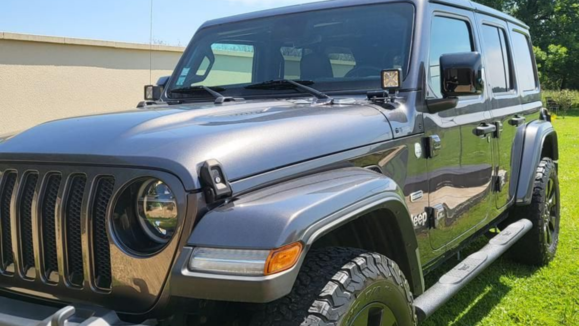 Un gros plan sur une Jeep