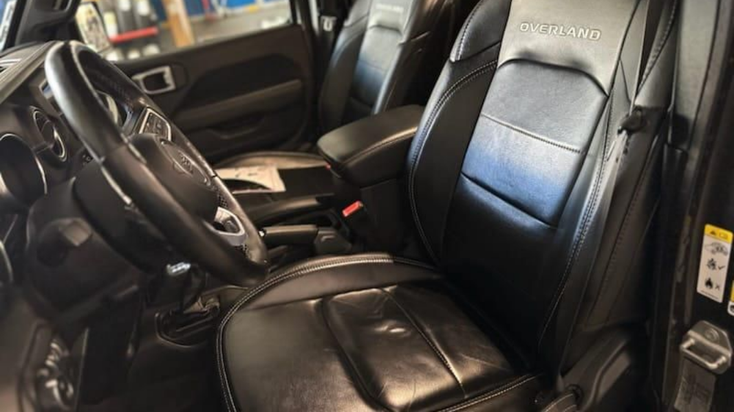 Intérieur d'une Jeep avec des sièges en cuir