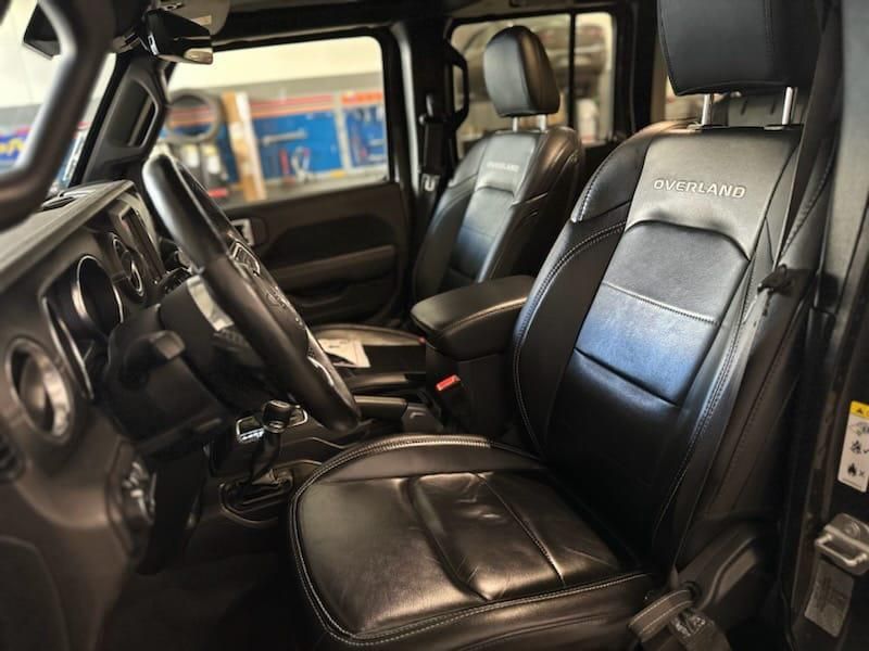 Intérieur d'une Jeep après nettoyage