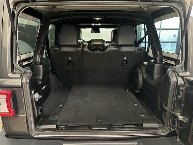 Vue du coffre propre d'une Jeep