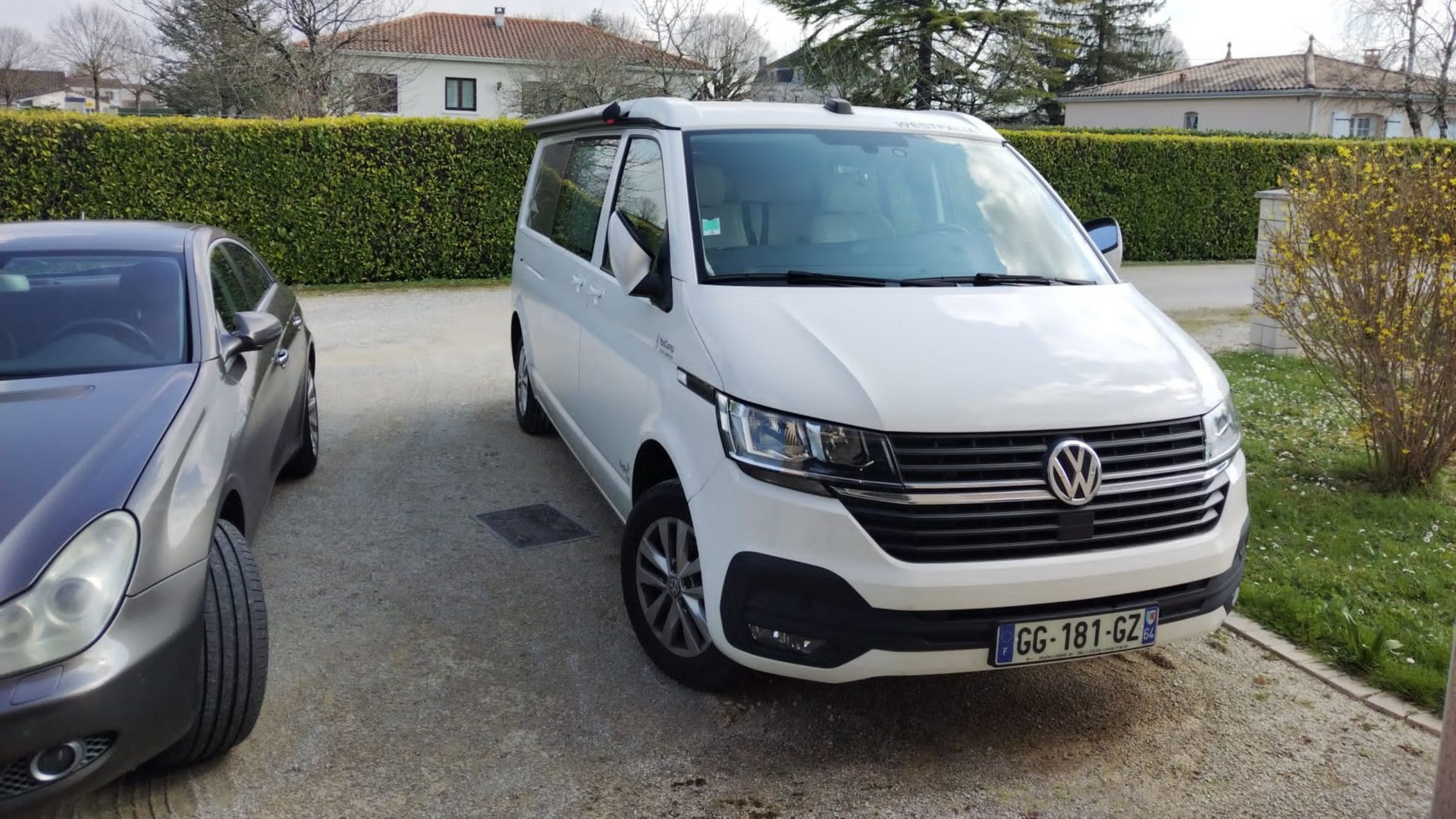 Un van Volkswagen blanc