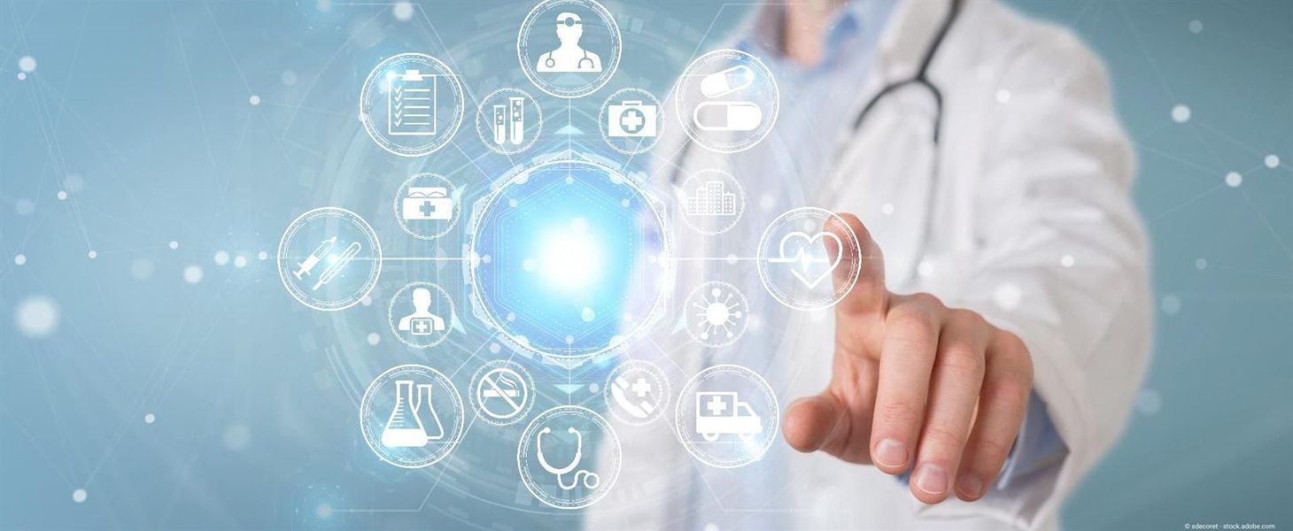 Arzthand vor digitalen medizinischen Symbolen als Sinnbild für moderne Diagnostik