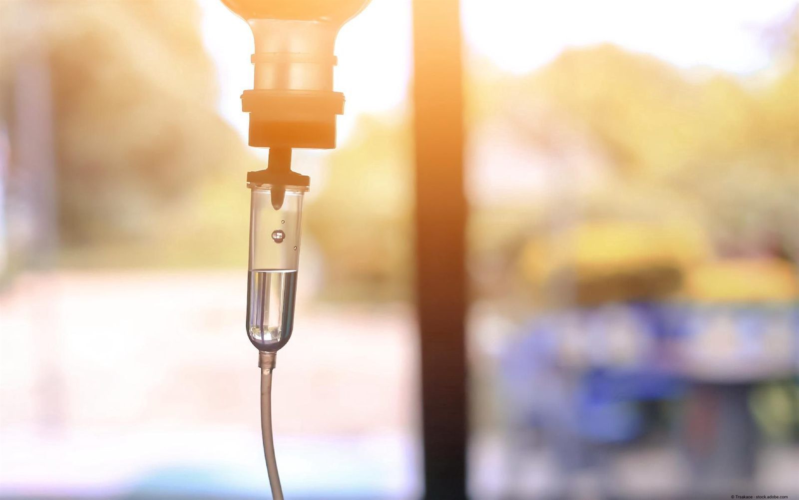 Infusionsbeutel vor warmem Sonnenlicht
