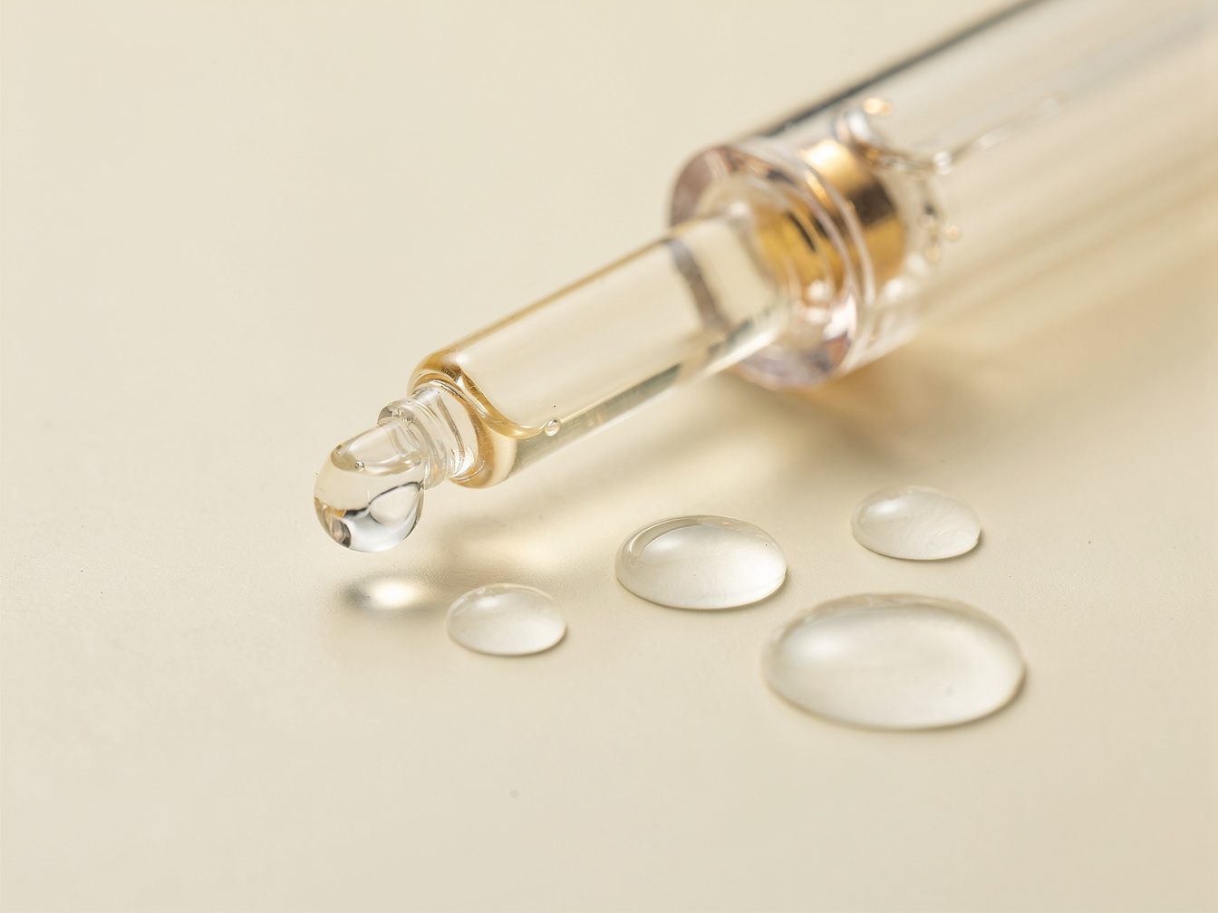 Glass applicator with clear gel and glossy gel drops