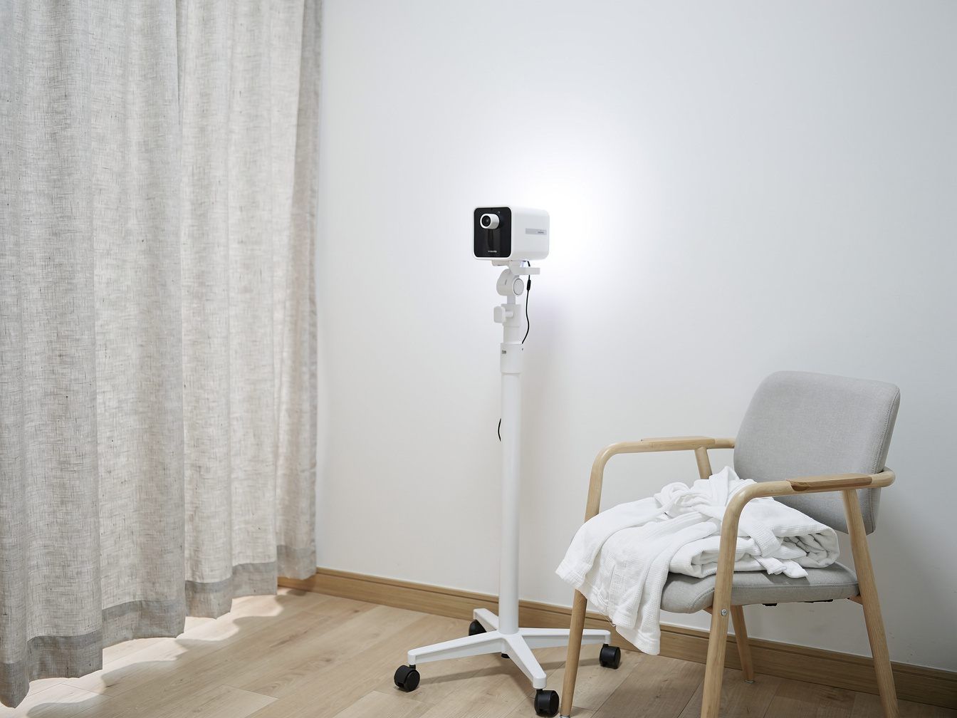 Ruhiger, heller Untersuchungsraum mit Infrarotkamera auf einem Stativ