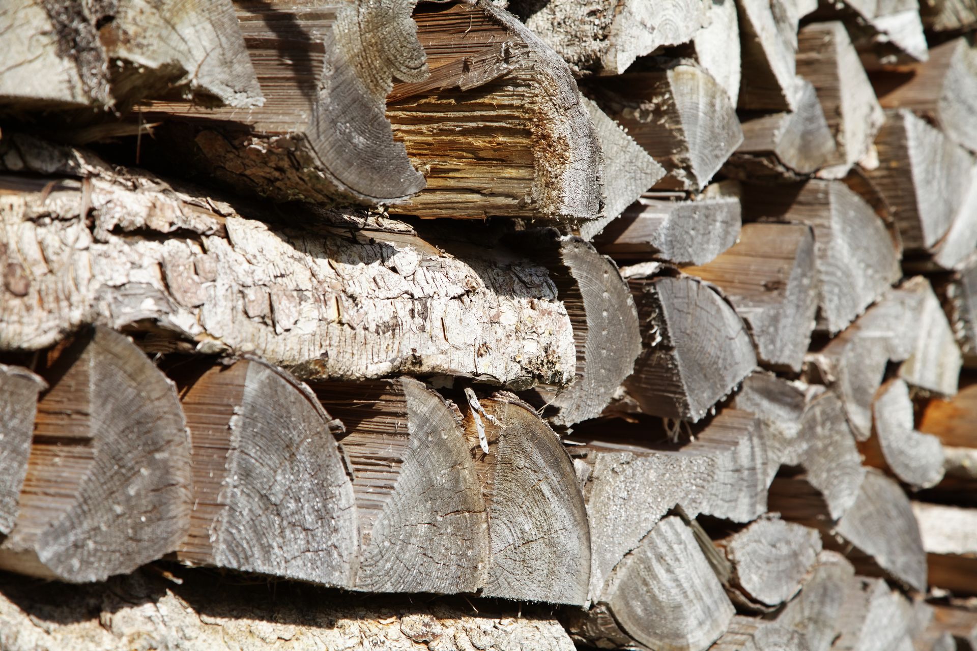 Pile de bois de chauffage fendu, empilée pour le stockage.
