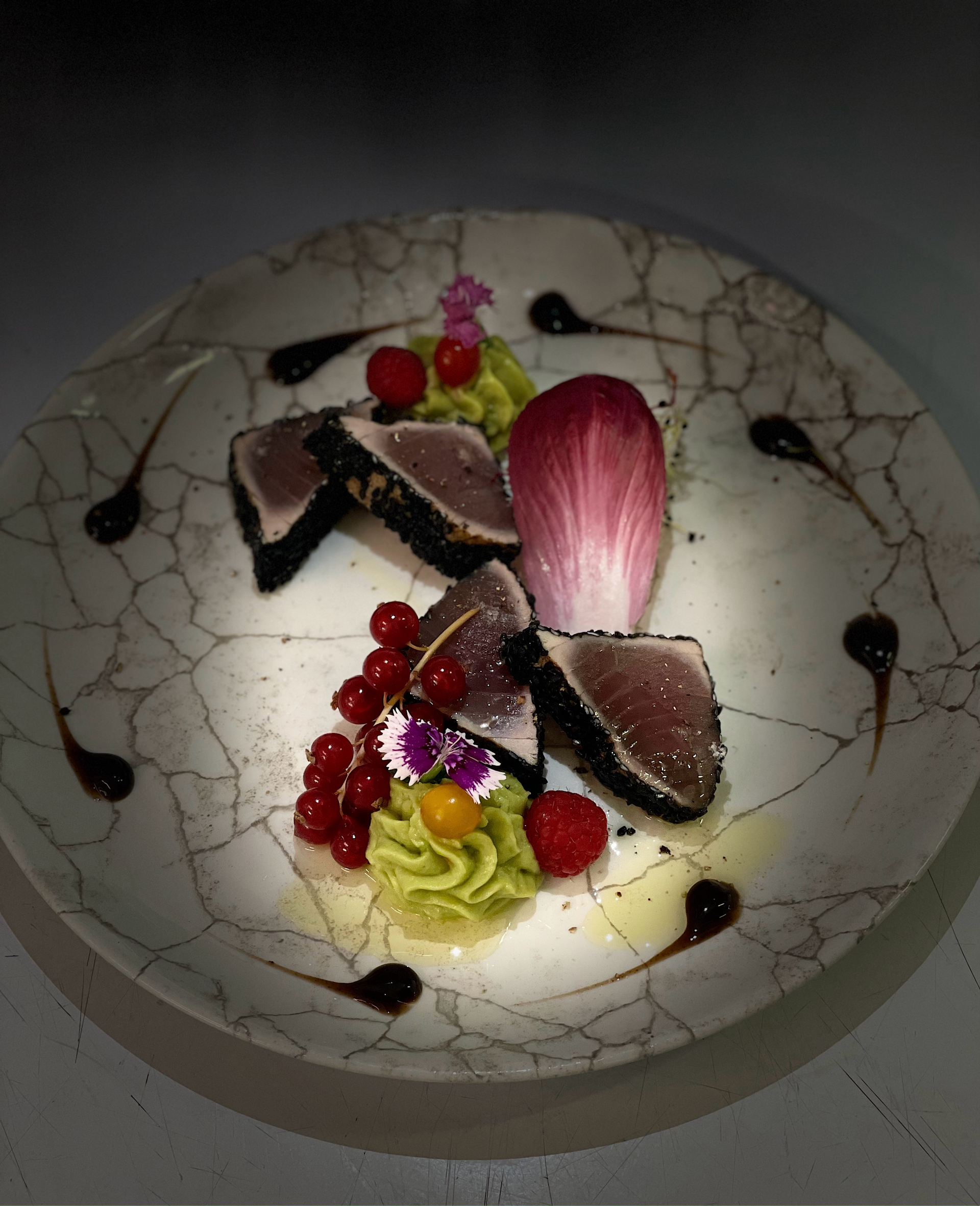 Plat de viande présenté dans une assiette blanche.