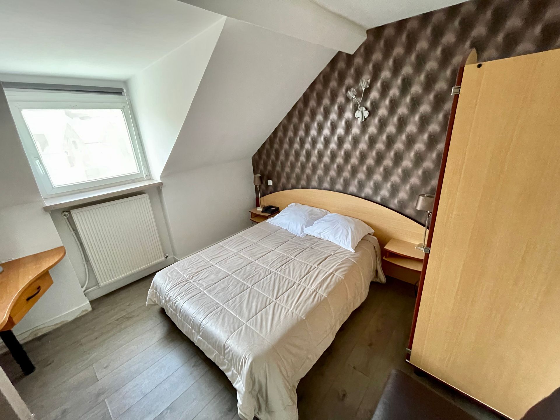 Chambre d'hôtel grise à Valenciennes