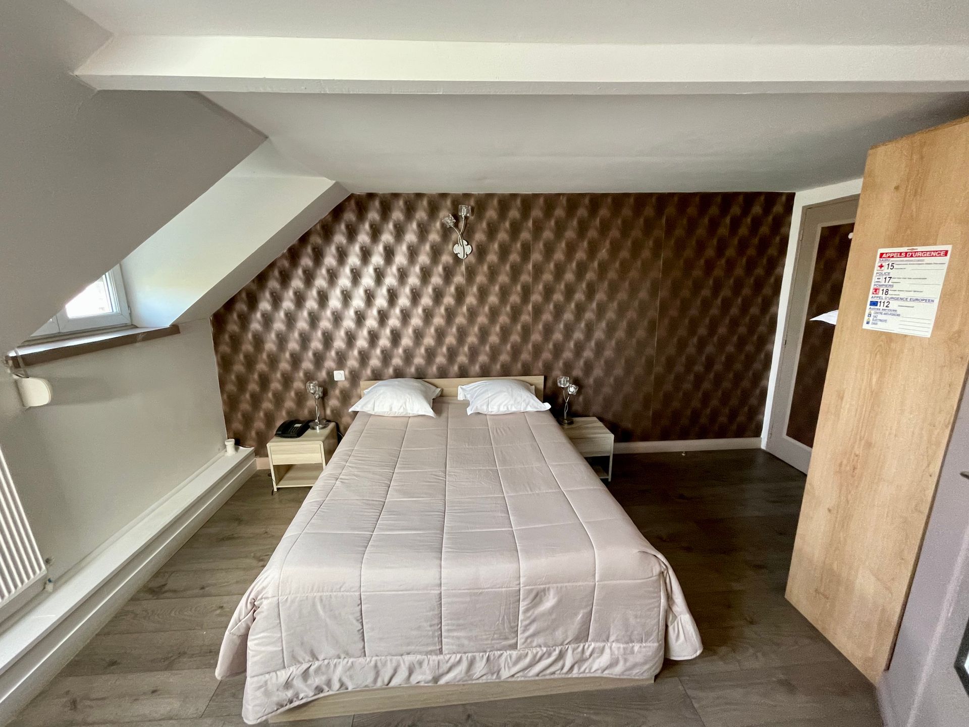 Chambre d'hôtel grise