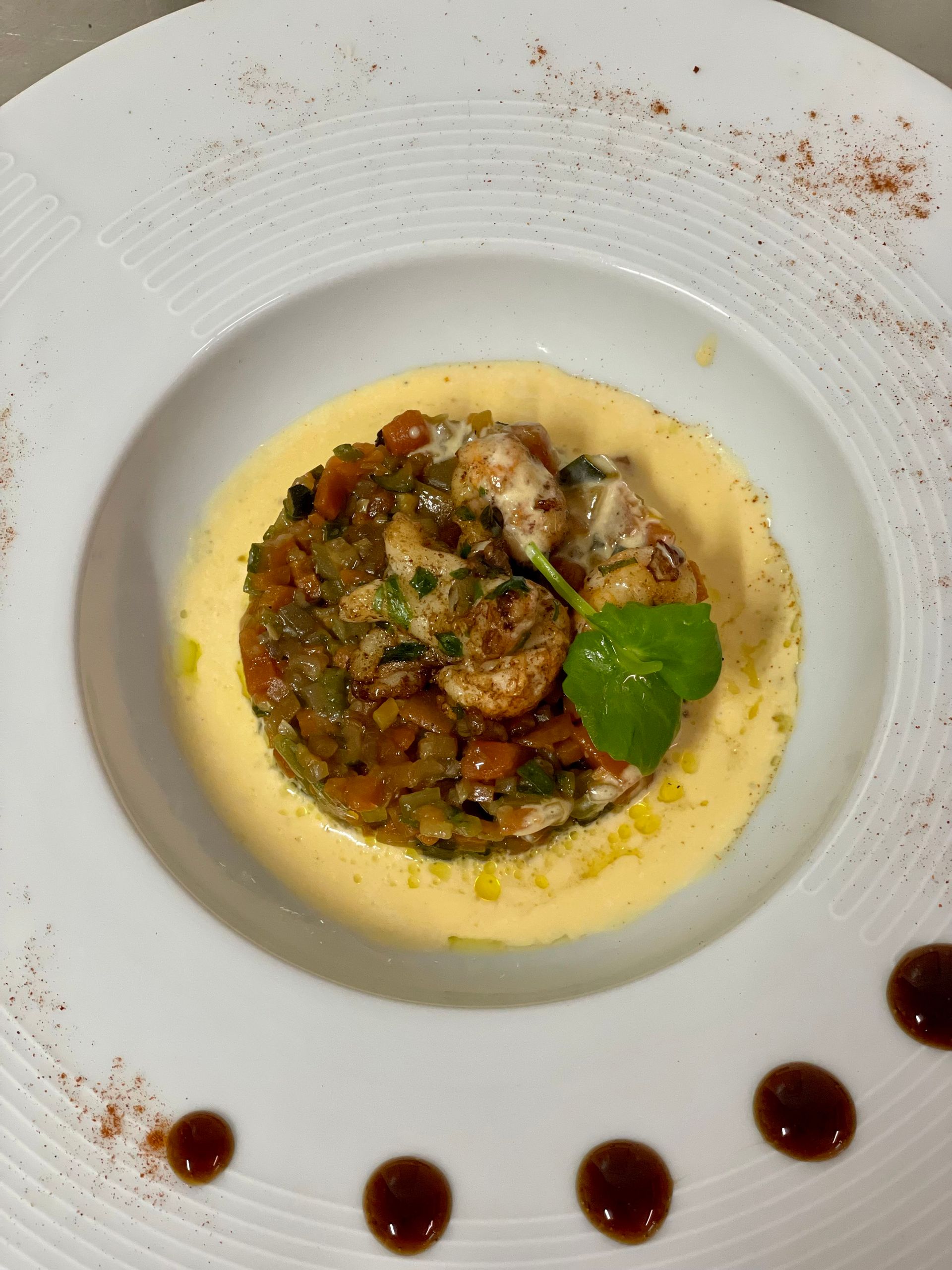 Plat dans une assiette blanche.