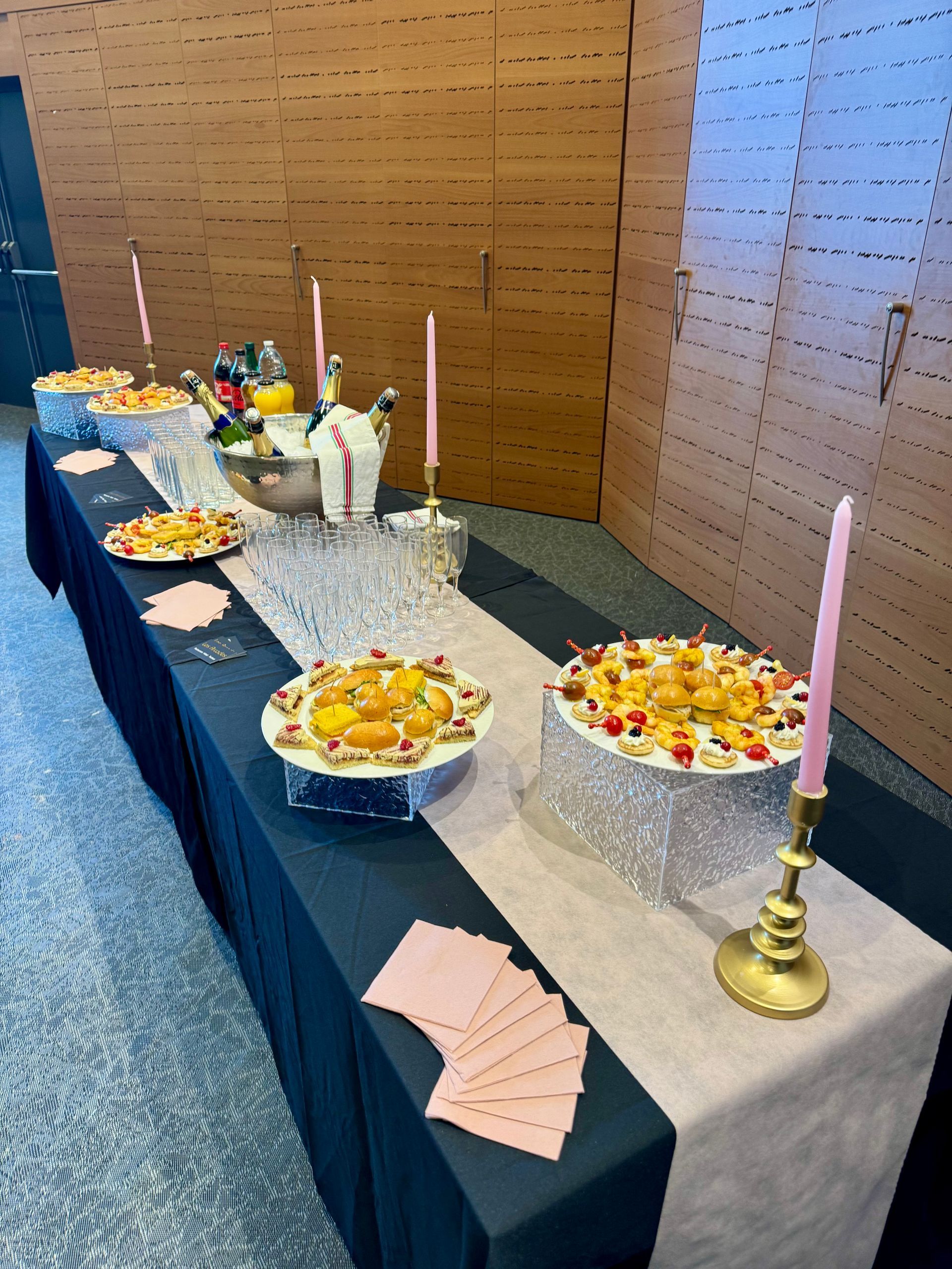 Table à la nappe bleue