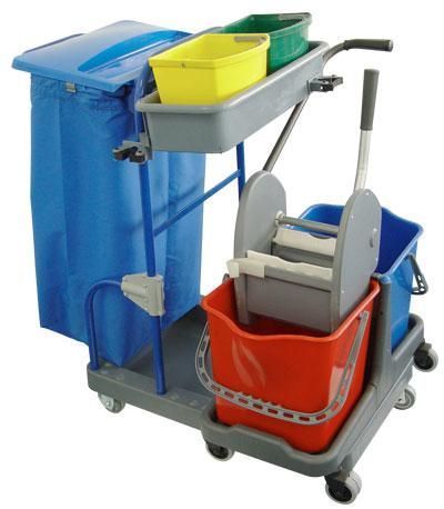 Carrinho de limpeza com saco azul, balde vermelho, espremedor de esfregão e suprimentos.