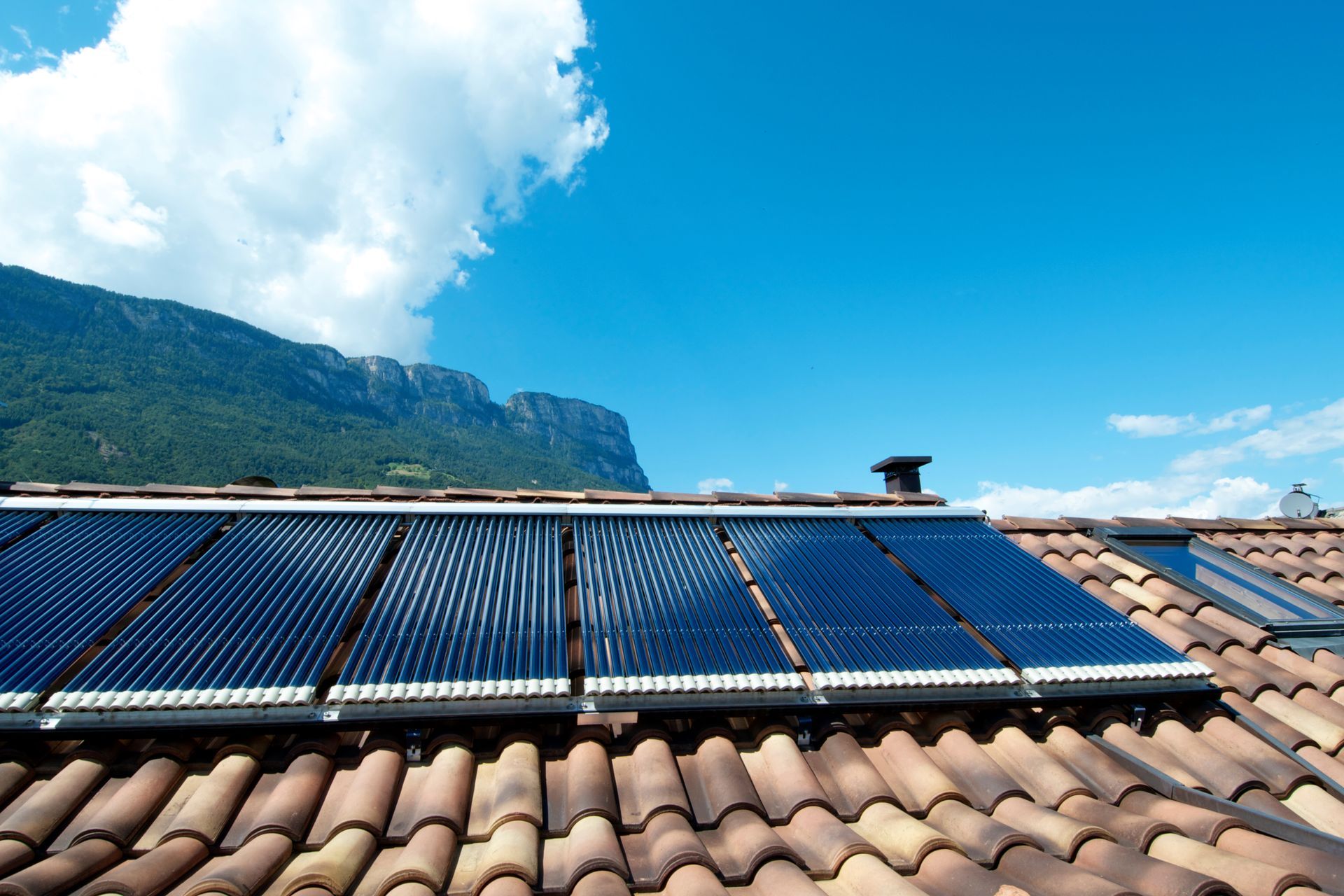 Panneaux solaires avec montagne en fond