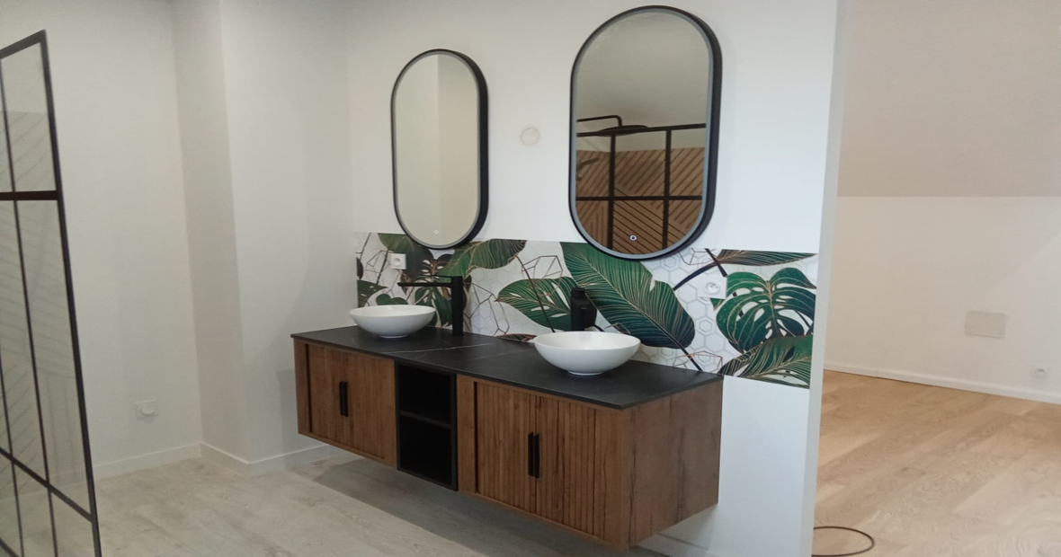 Salle de bains, meuble vasque, papier peint et miroirs