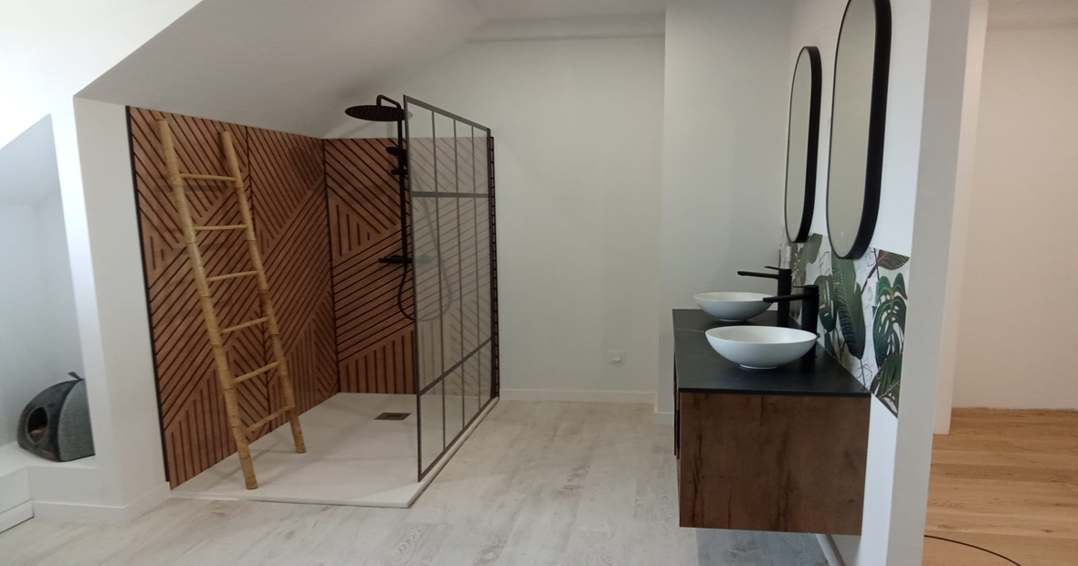 Meuble vasque de salle de bains, douche à l'italienne, sol en linoléum