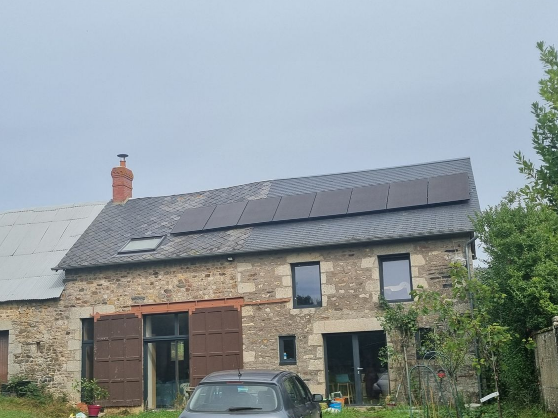 Panneaux photovoltaïques sur toit en ardoise, maison en pierres
