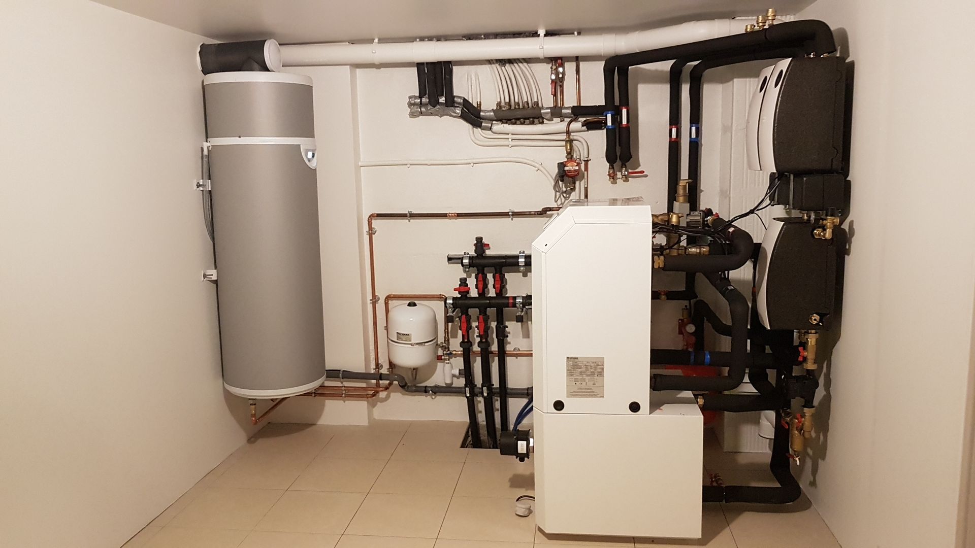 Système de pompe à chaleur géothermique dans une pièce avec carrelage