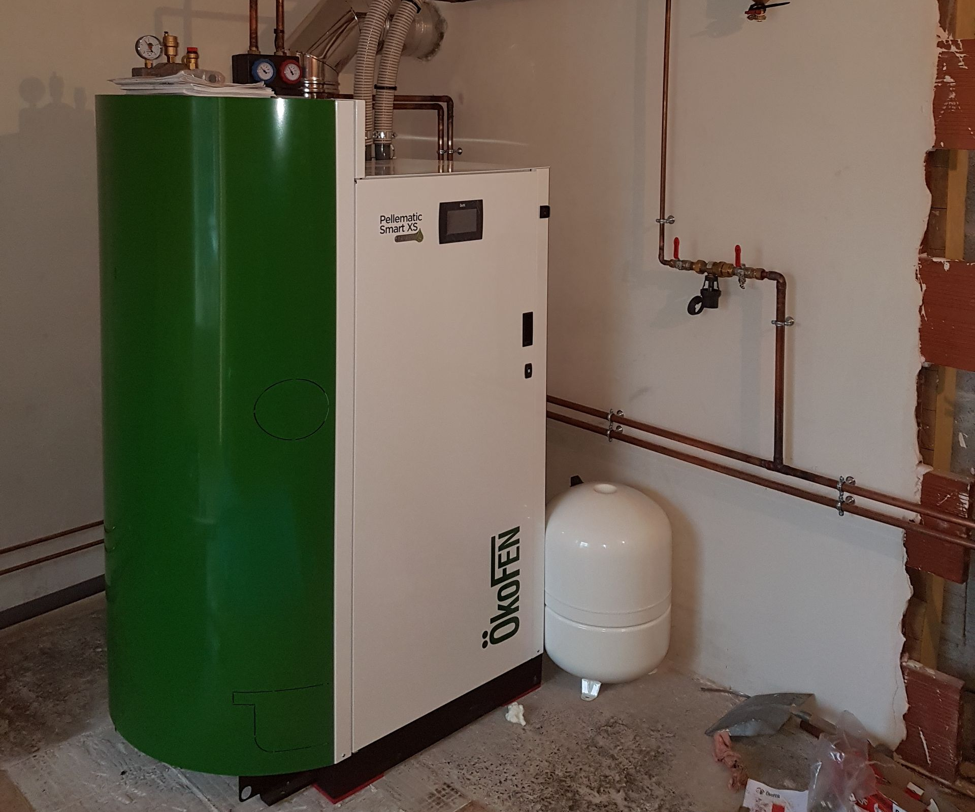 Chaudière à pellets verte et blanche