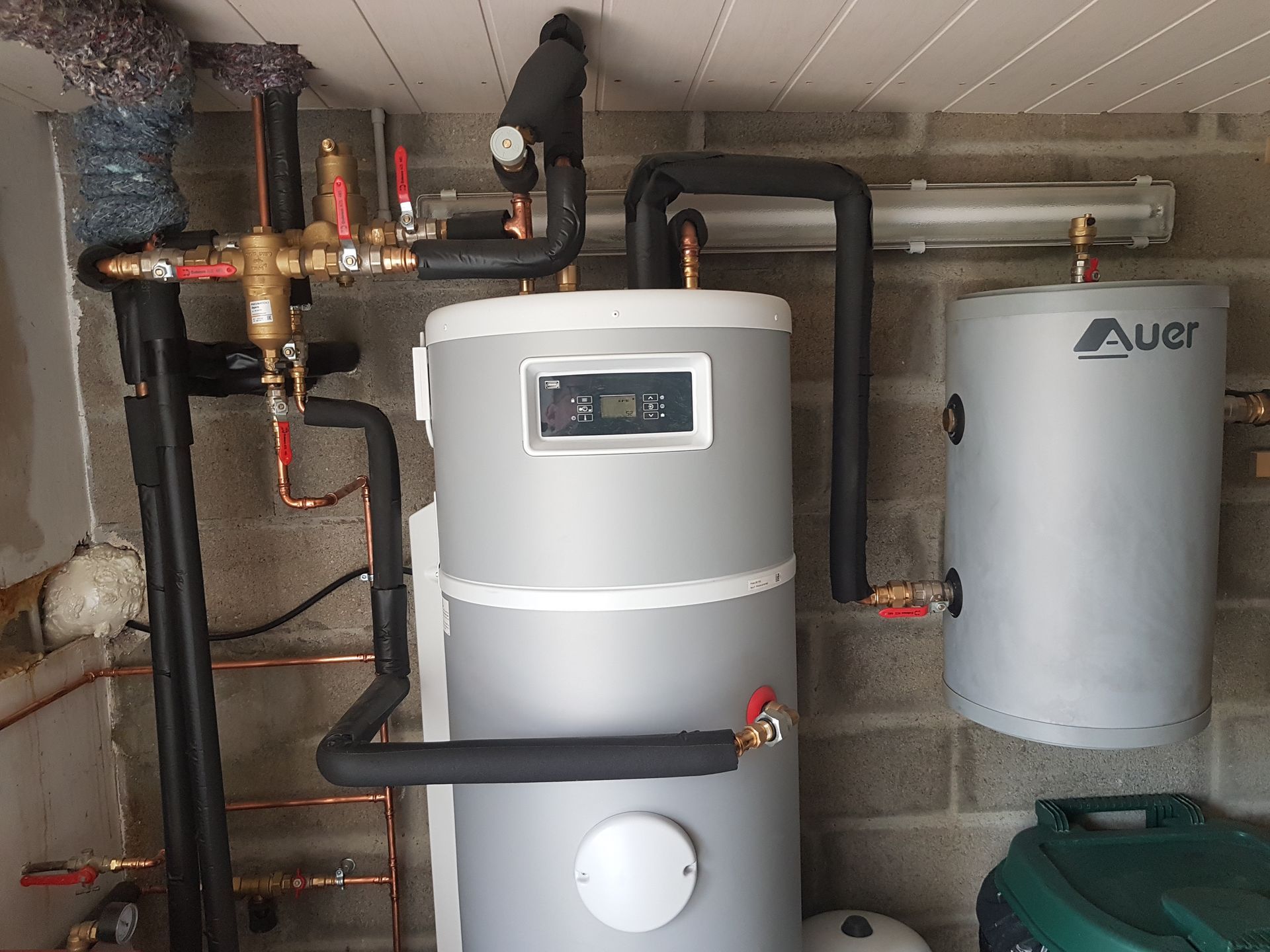 Système de chauffage, pompe à chaleur grise dans un garage