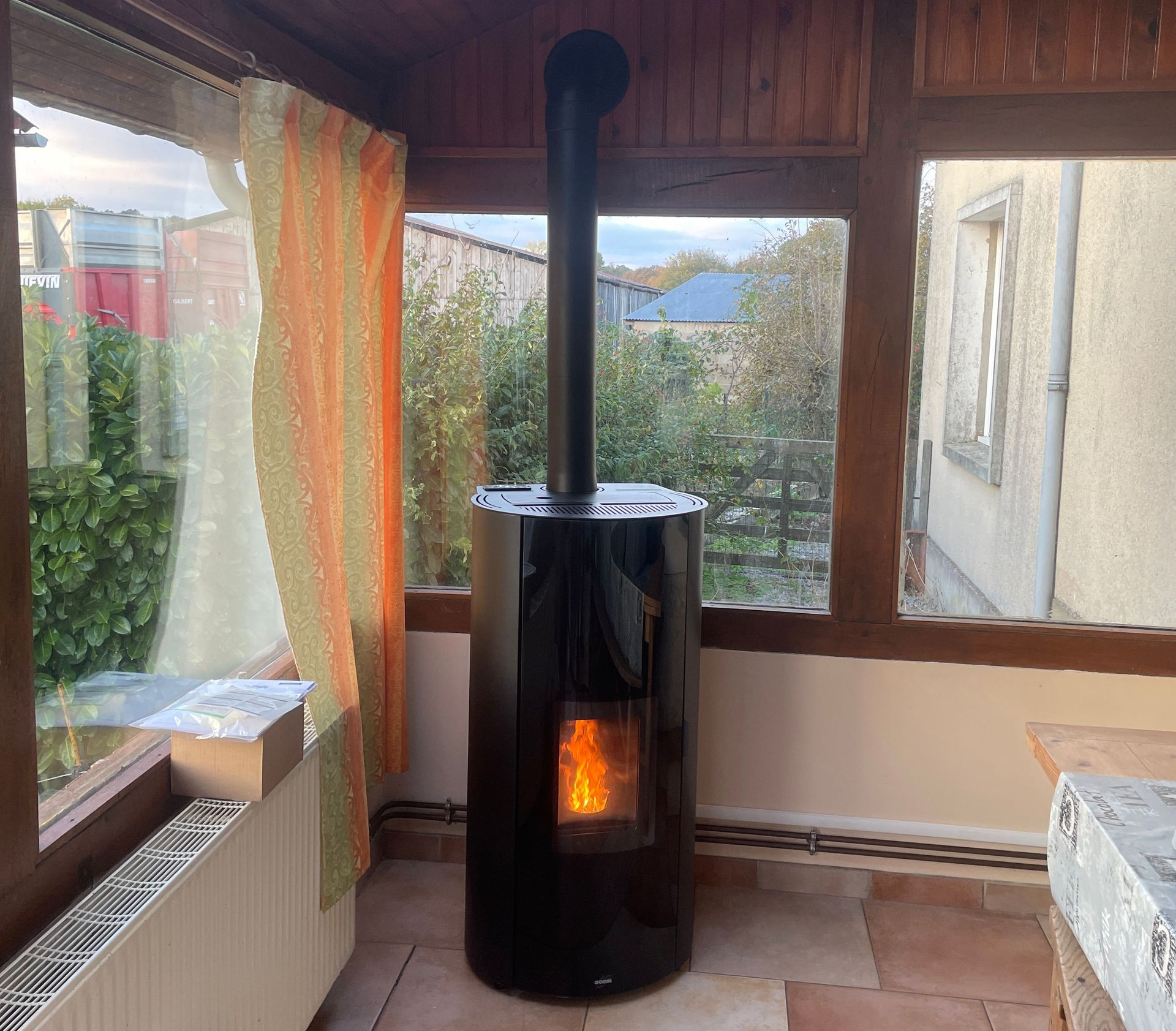 Bûches devant un poêle