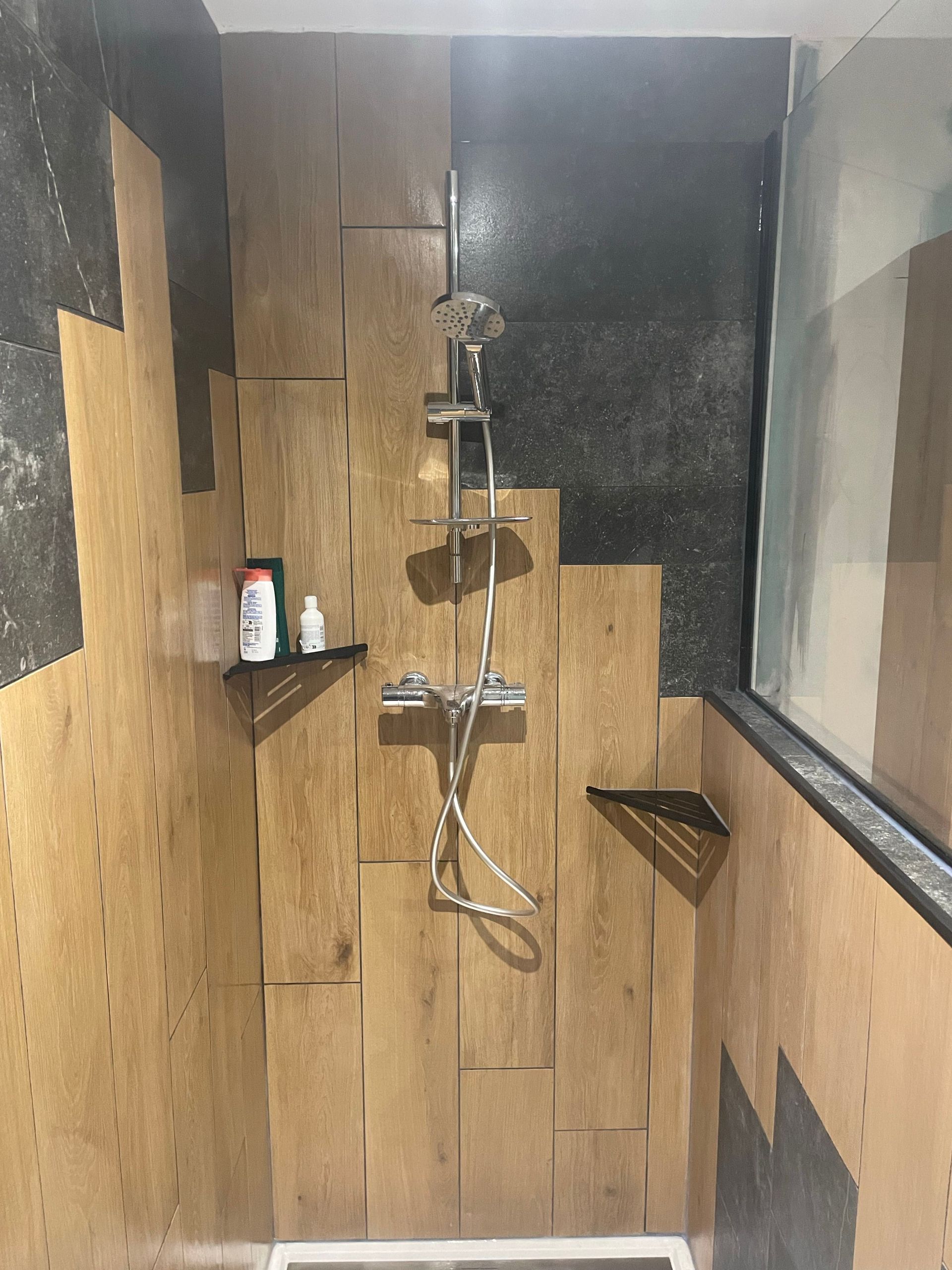Meuble de salle de bains avec WC suspendus et douche à l'italienne