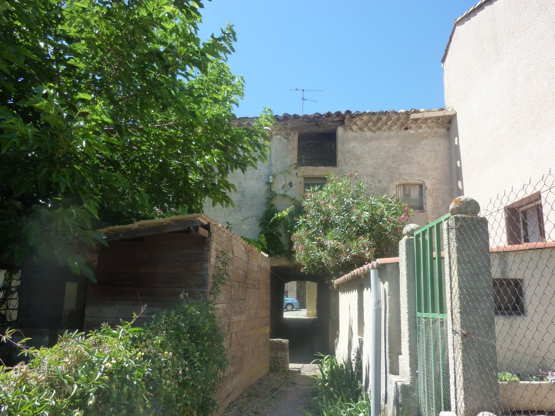 Abris de jardin et petit couloir à côté
