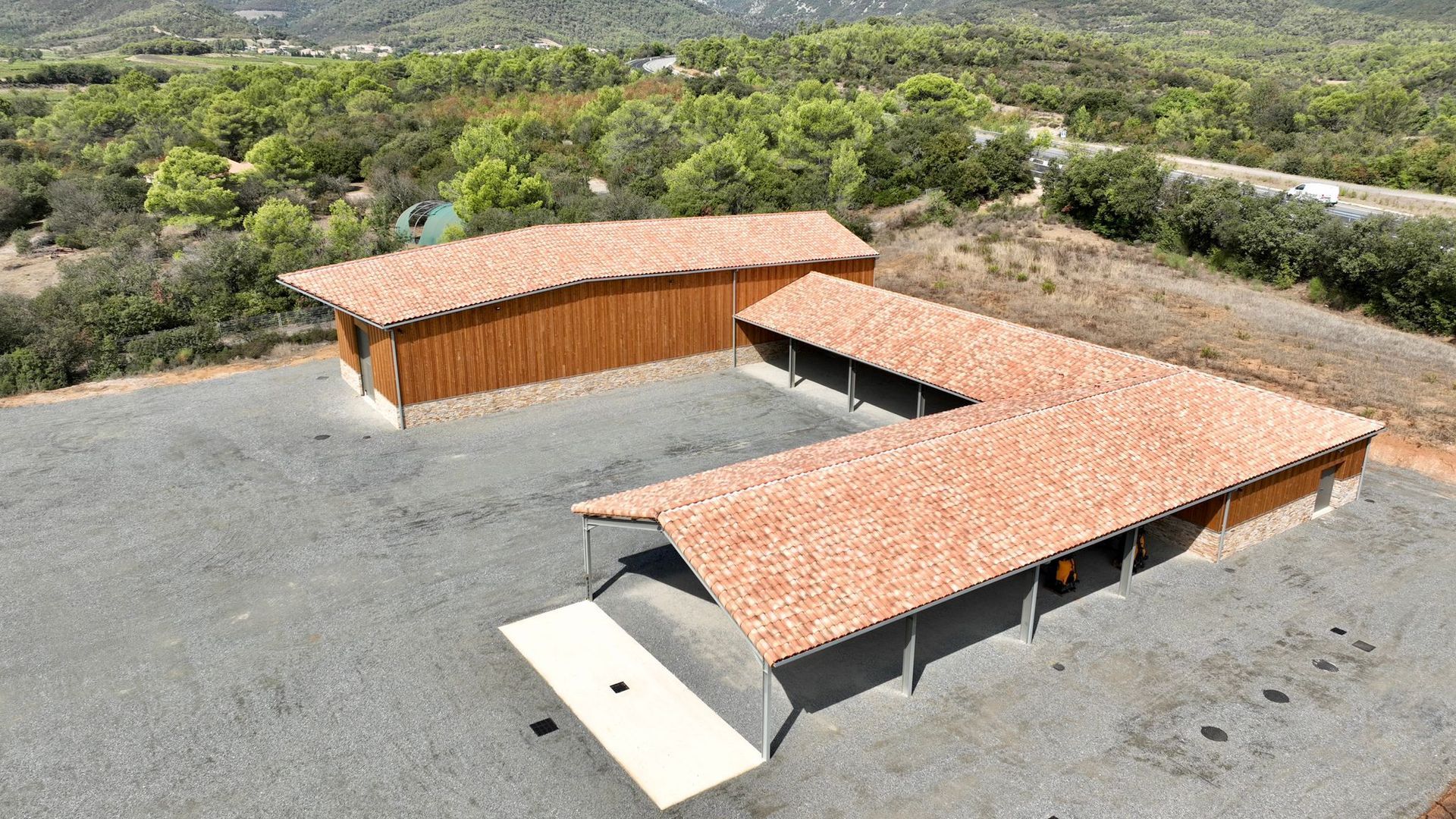 Bâtiment agricole pris en photo par drône