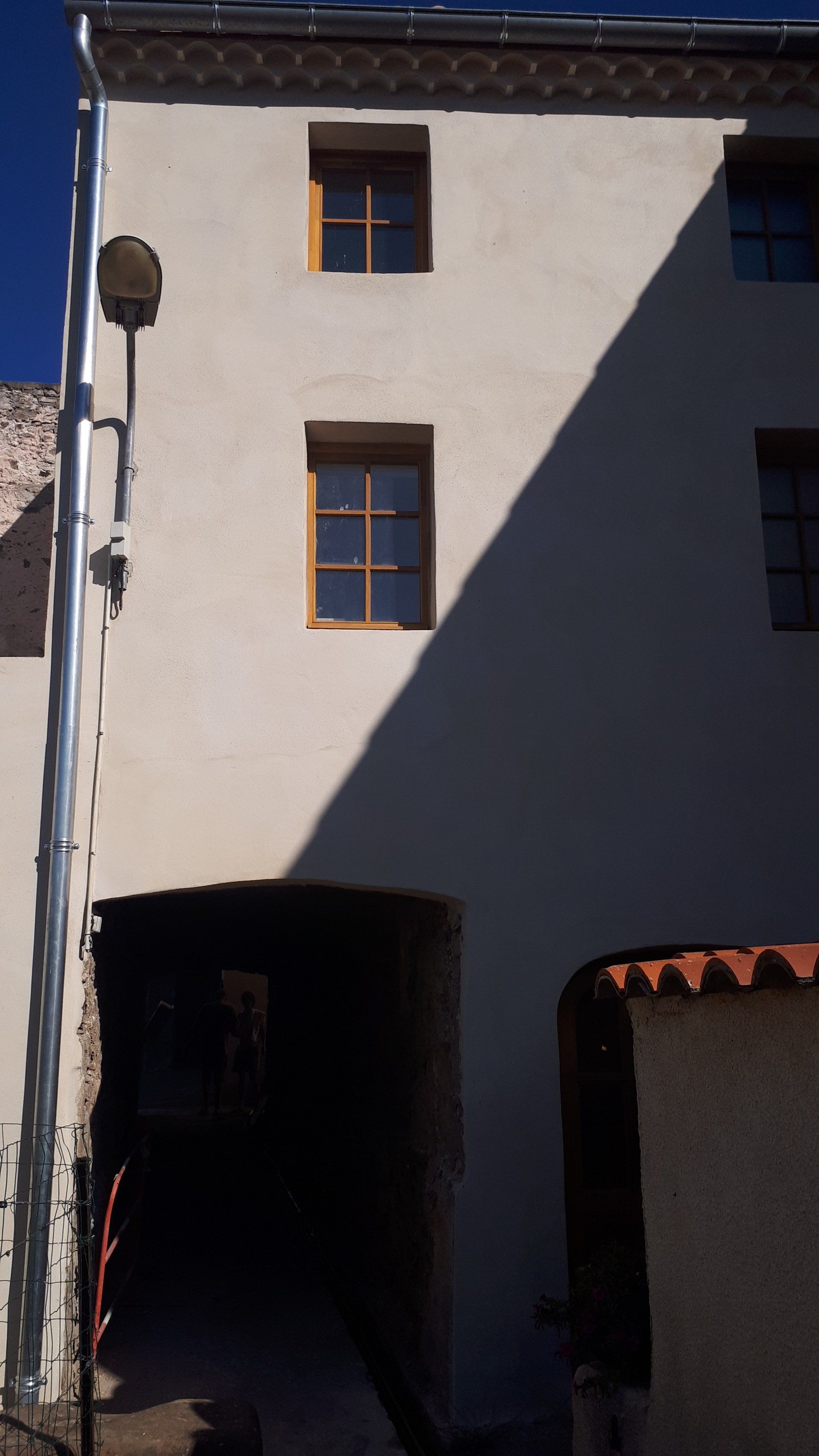 Façade d'une maison et fenêtre en bois