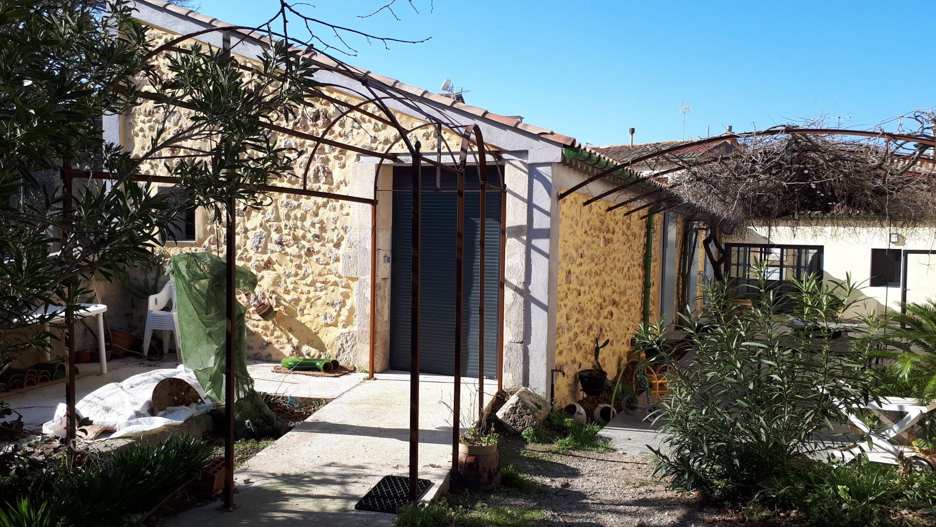 Arche en métal pour rentrer dans la maison